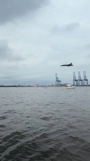 That’s the lowest I’ve seen them fly! @usnavyblueangels #blueangels #fastaf #pov